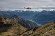 Bei den 11,8 Millionen Franken teuren Arbeiten fliegen derzeit Helikopter den Beton fürs Fundament der Masten auf den Berg. (Bild: Dominik Wunderli (4. Oktober 2017))