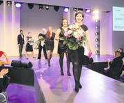 Auf dem Laufsteg machten alle Finalistinnen eine gute Figur. Gewinnerin Patricia Zürcher, gefolgt von Norina Dierauer, Jasmin Waser, Heidi Furrer und Gina Fiordalisi. (Bild: Dniel Frischherz)
