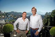 Mykompass-Chef Robert Furger (links) und Axon-Chef Peter Delfosse auf der Dachterrasse des Schlösslis Schönegg in Luzern, wo die Mykompass-Muttergesellschaft Axon ihren Sitz hat. (Bild Pius Amrein)