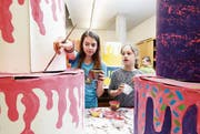 Alissa Betschart (links) und Claudini Franco bemalen ihre Torten.Bild: Stefan Kaiser (Zug, 21. Februar 2017)