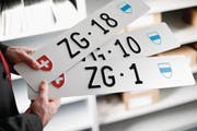 Heiss begehrt: Der Kanton Zug versteigert noch bis morgen Abend Nummernschilder an Private. (Bild: Stefan Kaiser (Zug, 12. Februar 2018))