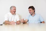 Der ehemalige Trainer Friedel Rausch, links, und sein schneller Flügelläufer Hansi Burri tauschen im Juni 2009 Erinnerungen im Stadionrestaurant Allmend aus. (Bild: Philipp Schmidli (Luzern, 05.06.2009))