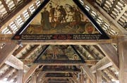 Sollen auch kopiert werden: Die Totentanz-Giebelbilder auf der Spreuerbrücke. (Archivbild Nique Nager/Neue LZ)