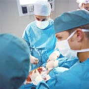 Ärzte bei der Arbeit im Operationssaal. (Bild: PD Suva)
