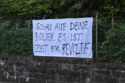 Seit heute hangen am Zaun der Liegenschaft Transparente. (Bild: Leserbild: Philipp Birchmeier)
