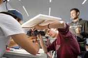 Benjamin Müller, Markus Lindegger und Samuel Müller (von links) bauen am Kollegi in Stans im Rahmen der Technik- und Informatikwoche ein Solarfahrzeug. (Bild: Corinne Glanzmann)