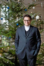 Bischof Felix Gmür (49) vor dem Weihnachtsbaum in der Eingangshalle des Bischöflichen Ordinariats in Solothurn – dem Schloss Steinbrugg. (Bild Boris Bürgisser)