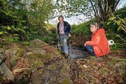 Meist ist er nur ein Rinnsal, doch bei Unwettern schwillt der Spechtenbach gefährlich an. Anwohnerin Doris Klauser mit Bauer Peter Ott. (Bild Eveline Beerkircher)