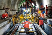 Bauarbeiten an den Gleisen im östlichen Teil des Gotthard-Basistunnels in Erstfeld. (Bild: Keystone/Christian Beutler)
