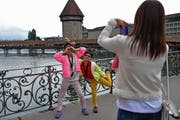 Touristen vor der Kapellbrücke in Luzern. (Bild Nadia Schärli)
