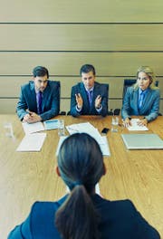 Bevor es zum Bewerbungsgespräch kommt, muss die richtige Kandidatin erst noch gefunden werden. (Bild: Getty/Robert Daly)