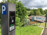 Das ist die neue Parkuhr, an der Badi Besucher und Besucher vom Naherholungsgebiet künftig ihre Parktickets beziehen können. (Bild: Gemeinde Ebikon)