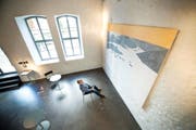 Urs Bugmann – hier vor einem Bild von Alois Lichtsteiner – ist noch bis Ende 2015 künstlerischer Leiter der Stadtmühle Willisau. (Bild Dominik Wunderli)