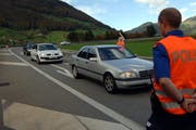 Eine Polizeikontrolle in Brunnen im Jahr 2006 (Bild: Archiv Erhard Gick / Neue SZ)