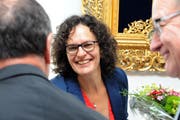 Ruth Koch nimmt die Glückwünsche von Niklaus Bleiker (links) und Hans Wallimann entgegen. (Bild: Markus von Rotz / Neue OZ)