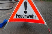 Weil ein Auto in einer Tiefgarage in Buchrain brannte, mussten zwei Wohnhäuser vorübergehend evakuiert werden. (Symbolbild) (Bild: Keystone)
