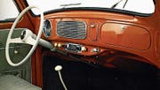 Das Cockpit eines 1957 für die USA gebauten Käfers. (Bild: Prestel)