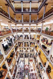 Der Strukturwandel trifft die Shopping-Malls: Macy’s (im Bild ein Warenhaus in Chicago) musste 100 Standorte schliessen. (Bild: Joe Daniel Price/Getty)