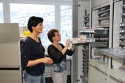 Die Pflegefachfrauen Pia Kuhn und Carmen Schatt richten in der neuen Abteilung die Stationsapotheke ein. (Bild: PD)