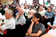 250 Zuhörer verfolgen die Podiumsdiskussion an der Luga. (Bild: Nadia Schärli)