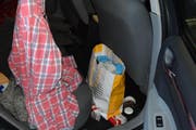 Die harmlose Tüte hinter dem Beifahrersitz hat es in sich. (Bild: Luzerner Polizei)