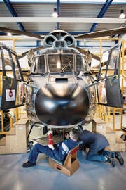 Beim Geschäft um Russland ging es um eine Aufrüstung von Putins Helikopterflotte mit Beobachtungskugeln. Im Bild die Abschlussarbeiten von Ruag-Mitarbeitern an einem Superpuma. (Bild: Manuela Jans-Koch (Emmen, 20. März 2014))