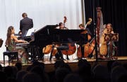 Das Duo Praxedis und die Zuger Sinfonietta führten in Unterägeri Carl Rüttis «Zugersee» erstmals auf. (Bild: Werner Schelbert (5. November 2017))