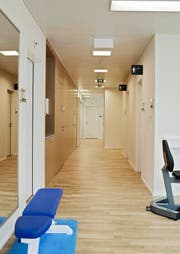 Der Flur mit den neuen Physiotherapie-Kojen. (Bild: PD)