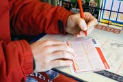 Symbolbild: Ein Mann versucht sein Glueck im Lotto. Am Samstag sind ueber 25 Millionen Schweizer Franken im Jackpot, einer der hoechsten Betraege in der Geschichte von Swiss Lotto. (Bild: Alessandro della Bella / Keystone)