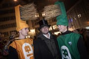 Zwischen die Zange genommen: Stefan Schmid, Chefredaktor des St. Galler Tagblatt. (Bild: Pius Amrein (Luzern, 23. Februar 2017))