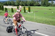 Ein fröhlicher Velofahrer mit elegantem Kopfschmuck. (Bild: PD)
