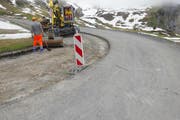 Voraussichtlich am 9. Juni erhält die Klausenpassstrasse im Bereich Obere Balm einen neuen Deckbelag. (Bild: pd)