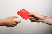 Wegen dem Verschweigen einer Straftat hat der Regierungsrat die Einbürgerung eines in Obwalden wohnhaften Mannes für nichtig erklärt. Das Verwaltungsgericht stützt nun diesen Entscheid. (Symbolbild Manuela Jans/Neue LZ)