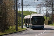 Die Linie 6, die nun seit 100 Tagen bis Büttenenhalde fährt, bei der Abzweigung Oberseeburg/Kreuzbuchstrasse. (Bild: pd)
