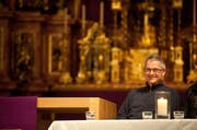 Er hat gut lachen: Wendelin Bucheli darf weiterhin Pfarrer von Bürglen bleiben. (Bild: Boris Bürgisser / Neue LZ)