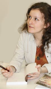 Die Krienserin Lea Cadisch (23) beim Visieren ihres ersten Buches. (Bild: PD)