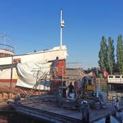 Arbeiten im Zweischichtbetrieb: In der Werft der Schifffahrtsgesellschaft, kurz SGV, in Luzern werden Stahlbleche am Dampfschiff «Unterwalden» ausgebeult, ersetzt und neu verschweisst. (Bild Jérôme Martinu)