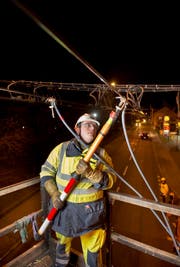 Ein Arbeiter beim Einbau einer Fahrleitung. (Bild: PD)