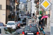 Die Verkehrsplanung ist eines der Themen des neuen Raumordnungkonzeptes. Im Bild staut sich der Verkehr entlang der Neugasse in der Stadt Zug. (Bild: Archiv / Stefan Kaiser)