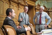 Gute Laune bei der FDP: Ignazio Cassis (Mitte) mit seinen Parteikollegen Christian Wasserfallen (links) und Kurt Fluri gestern im Nationalratssaal. (Bild: Anthony Anex/Keystone)