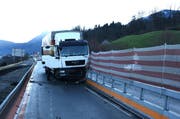 Der Lastwagen kollidierte bei Buochs mit der Autobahnleitplanke. (Bild: PD)