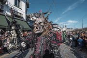Wilde Gruppen wie jene im Bild bereichern den traditionellen Wey-Umzug am Güdismontag. (Bild: Pius Amrein (Luzern, 27. Februar 2017))