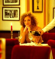 Nach einem Jahr mit 50 Dates: Yvonne Eisenring sieht die Liebe entspannt, hier beim Interview im Café de Ville am Schwanenplatz. (Bild: Dominik Wunderli)
