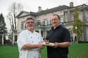 Küchenchef Uwe Heidtfeld (l.) und Gastgeber Rolf Werthmüller vor der «Villette», Cham. (Bild: Dominik Wunderli)