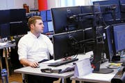 Die Krawatte ist abgelegt – die Rohstoffhändler legen los. (Bild Werner Schelbert)
