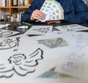 Die neuen Weihnachtsbriefmarken in der Nahaufnahme. (Bild: LZ)