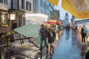 Verbogene Schirme und weggewehte Gegenstände: Die Chilbigänger haben Wind und Wetter getrotzt. (Bild: Christian H. Hildebrand (Baar, 12. November 2017))