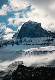 Angst vor dem Absturz: Der Doldenstock, 3222 Meter über Meer - und dem Dorf Kandersteg. (Bild: Corinne Glanzmann (10. April 2017))