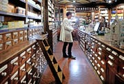 Ein Grossteil der rezeptfreien Medikamente wird in Apotheken verkauft. Im Bild die Alte Suidtersche Apotheke in Luzern. (Bild Nadia Schärli)