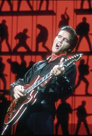 Er begeisterte die Menschen auf der ganzen Welt: Elvis Presley, der «King of Rock ’n’ Roll». Doch sein Ende war nicht glamourös. Mit 42 Jahren starb er auf der Toilette seines Anwesens an den Folgen seiner Medikamentensucht. (Bild: Michael Ochs/Getty (Burbank, 27. Juni 1968))